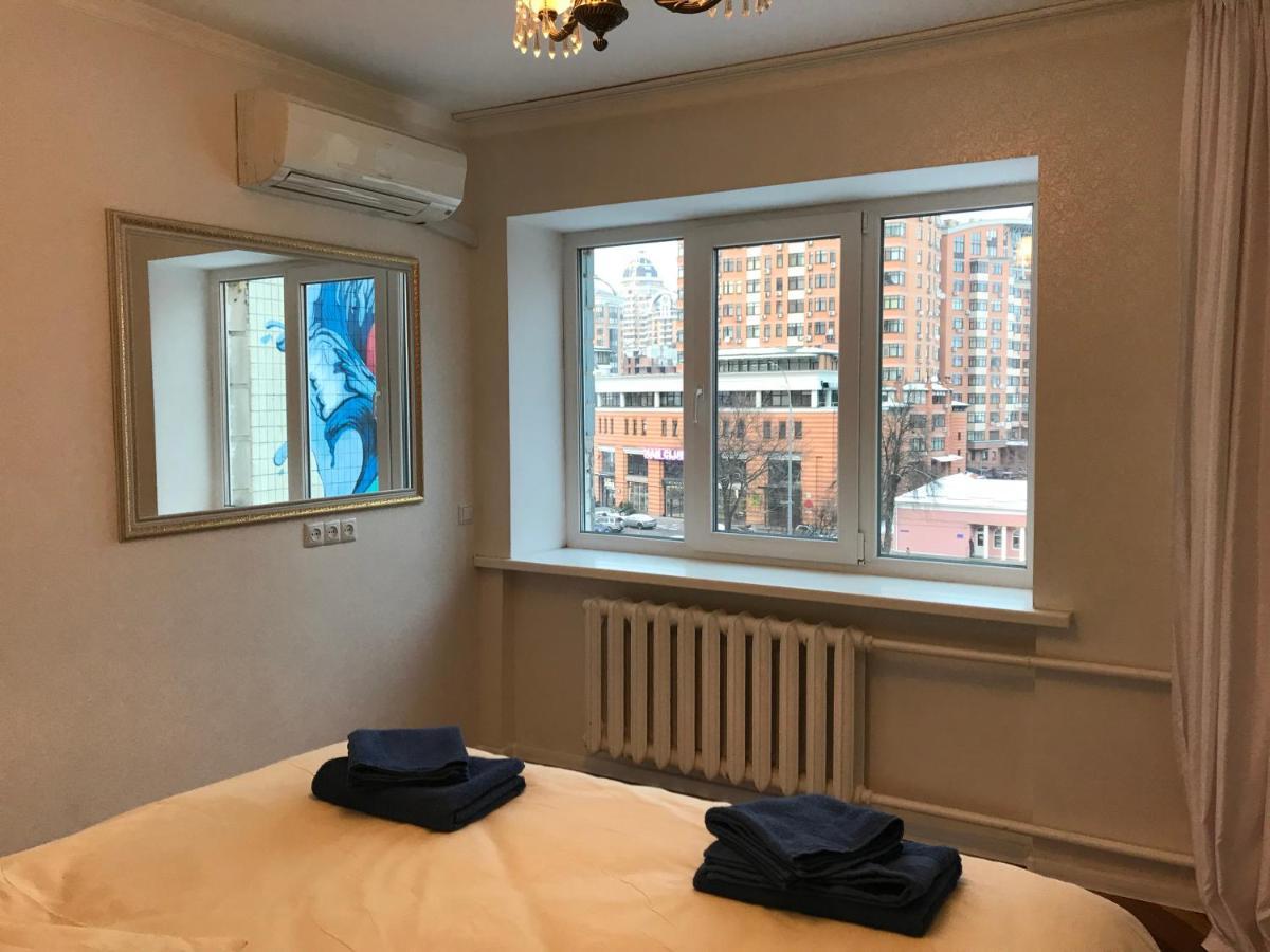 Sunny Apartment Overlooking The Royal Village Kiew Exterior foto